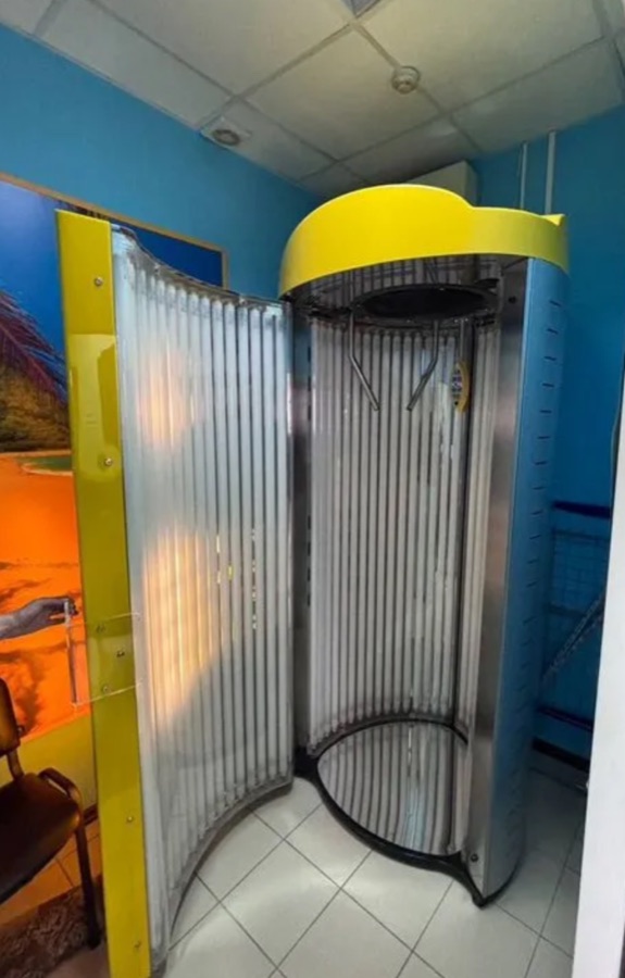Солярий X Sun Tecnosole с открытой дверью: 48 ламп по 2 метра